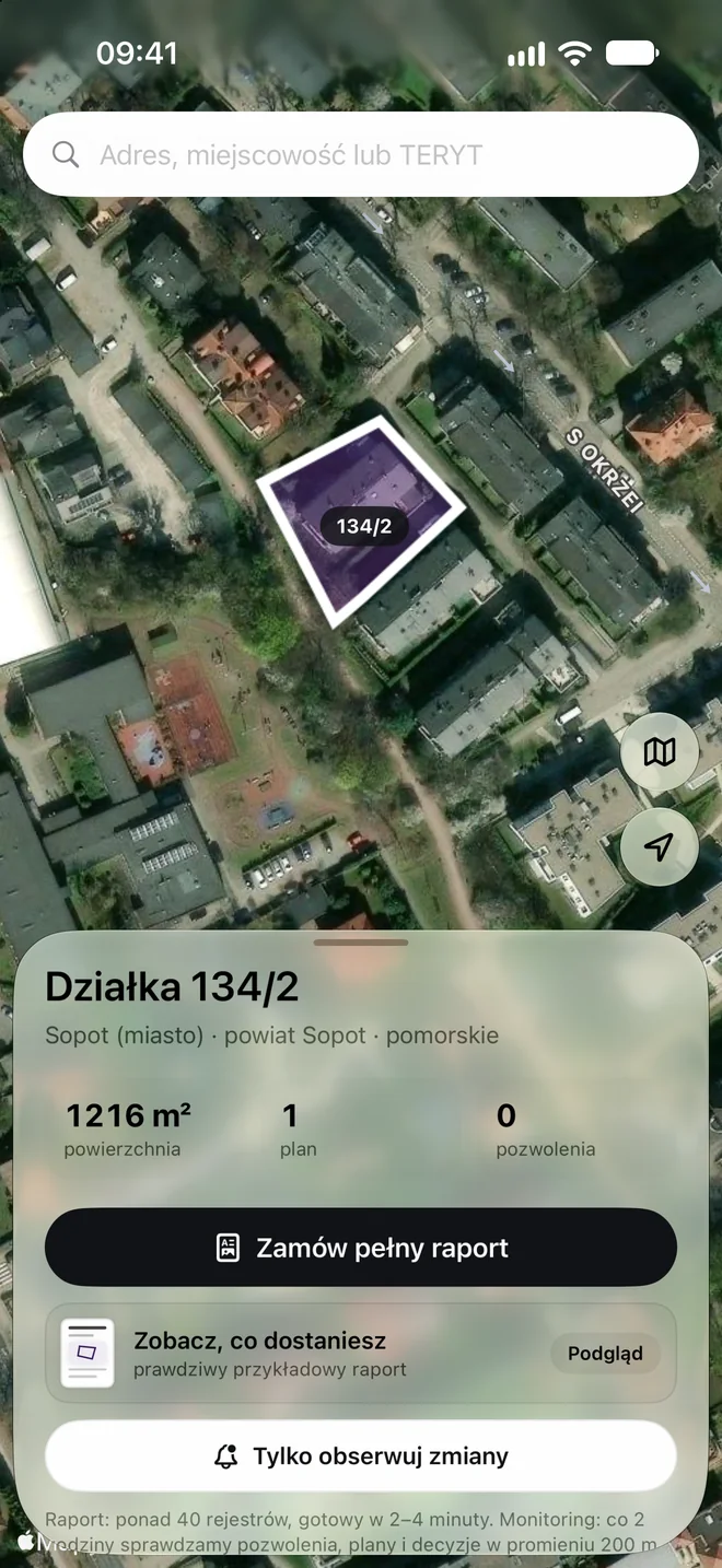 Aplikacja TeTereny na iPhonie: działka 134/2 w Sopocie zaznaczona na zdjęciu satelitarnym, z powierzchnią i przyciskiem raportu